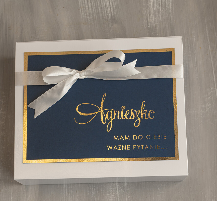 Prezenty dla świadków boxy prezentowy dla Świadkowej, prośba o świadkowanie  czy zostaniesz moją świadkową pomysł na prezent dla świadkowej, Box prezentowy dla świadkowej z granatowym szlafrokiem, zestaw prezentowy dla druhny8