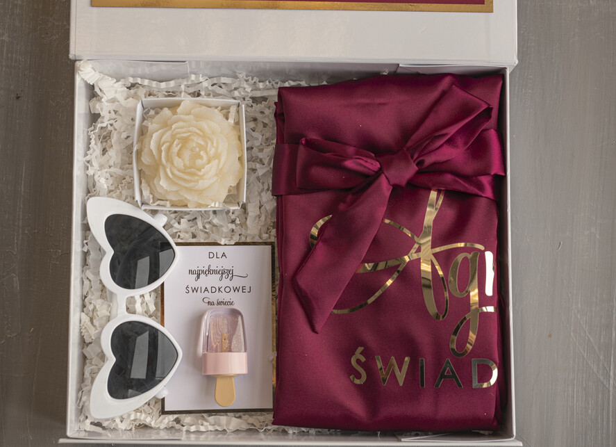 Prezenty dla świadków boxy prezentowy dla Świadkowej, prośba o świadkowanie  prezent dla świadkowej szlafrok z napisem świadkowa, pomysł na prezent dla świadkowej, Box prezentowy dla świadkowej z bordowym szlafrokiem2