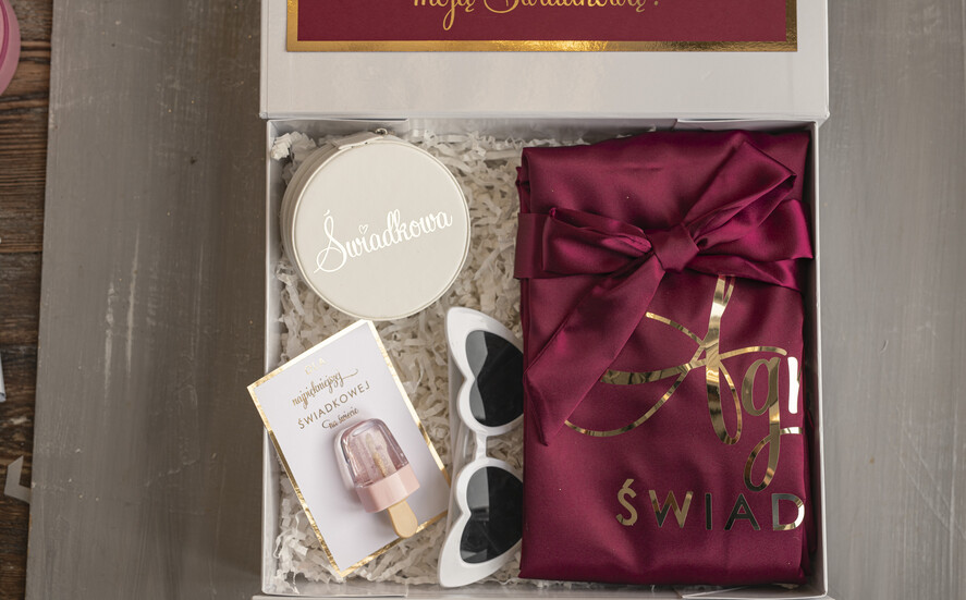 Prezenty dla świadków boxy prezentowe dla Świadkowej, prośba o świadkowanie  prezent dla druhny, pomysł na prezent dla świadkowej szlafrok z napisami, Box prezentowy dla świadkowej z bordowym szlafrokiem, zestaw prezentowy dla druhny3