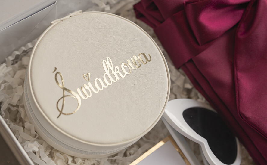 Prezenty dla świadków boxy prezentowe dla Świadkowej, prośba o świadkowanie  prezent dla druhny, pomysł na prezent dla świadkowej szlafrok z napisami, Box prezentowy dla świadkowej z bordowym szlafrokiem, zestaw prezentowy dla druhny4