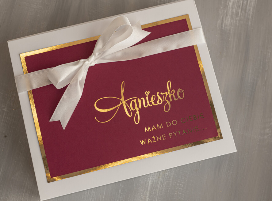 Prezenty dla świadków boxy prezentowe dla Świadkowej, prośba o świadkowanie  prezent dla druhny, pomysł na prezent dla świadkowej szlafrok z napisami, Box prezentowy dla świadkowej z bordowym szlafrokiem, zestaw prezentowy dla druhny8