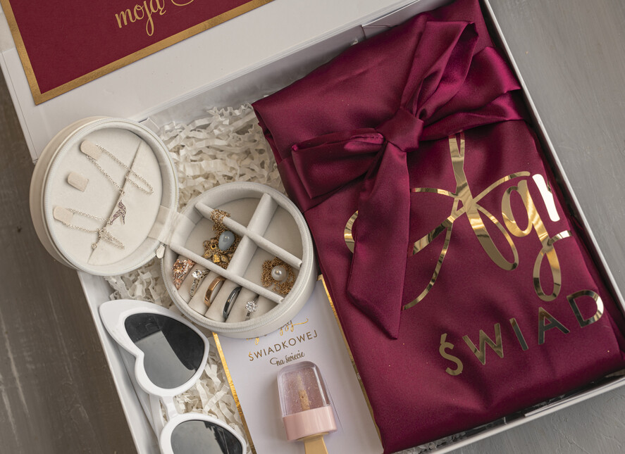 Prezenty dla świadków boxy prezentowe dla Świadkowej, prośba o świadkowanie  prezent dla druhny, pomysł na prezent dla świadkowej szlafrok z napisami, Box prezentowy dla świadkowej z bordowym szlafrokiem, zestaw prezentowy dla druhny10