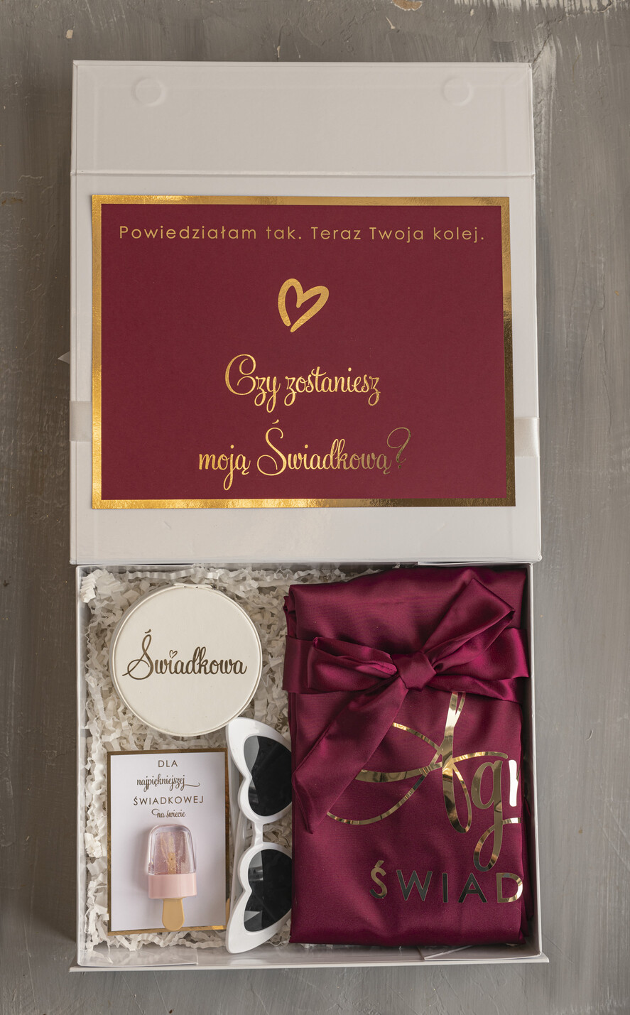 Prezenty dla świadków boxy prezentowe dla Świadkowej, prośba o świadkowanie  prezent dla druhny, pomysł na prezent dla świadkowej szlafrok z napisami, Box prezentowy dla świadkowej z bordowym szlafrokiem, zestaw prezentowy dla druhny1