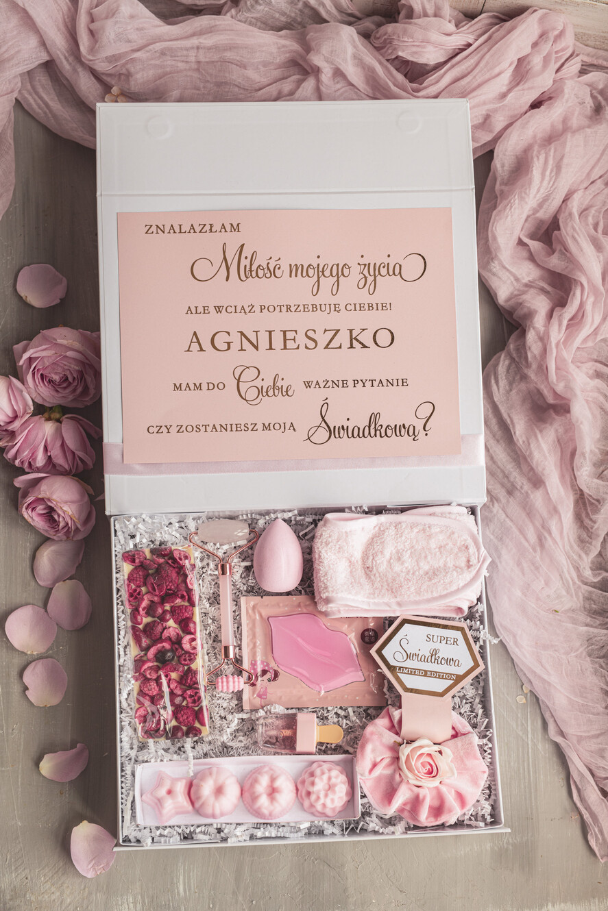 Prezenty dla świadków boxy prezentowe dla Świadkowej, prośba o świadkowanie  czy zostaniesz moją świadkową pomysł na prezent dla świadkowej, Box prezentowy dla świadkowej z kosmetykami i szlafrokiem, prezent dla druhny1