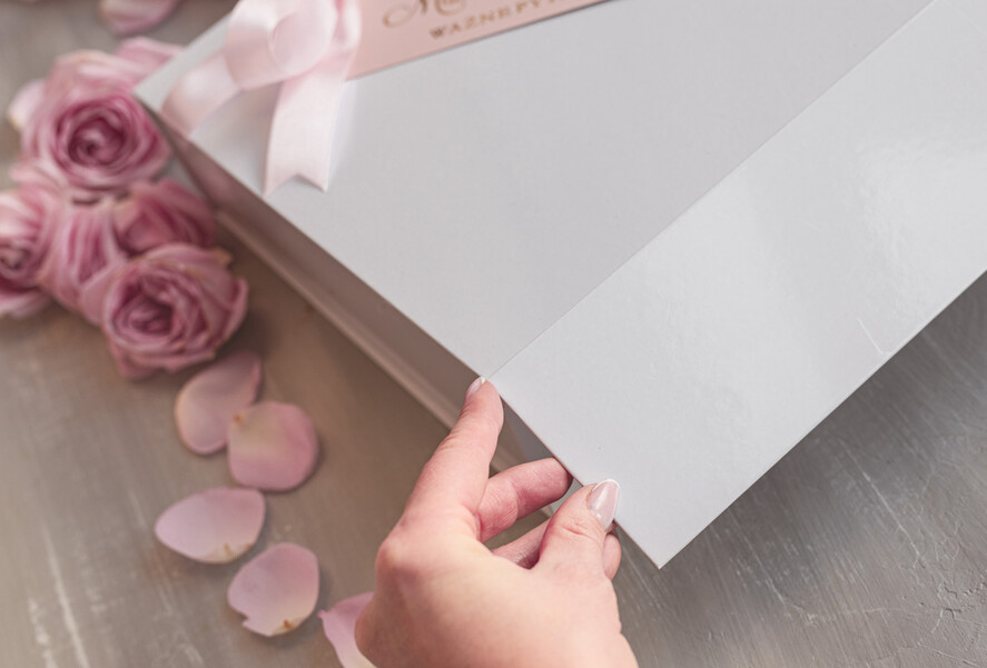 Prezenty dla świadków boxy prezentowe dla Świadkowej, prośba o świadkowanie  czy zostaniesz moją świadkową pomysł na prezent dla świadkowej, Box prezentowy dla świadkowej z kosmetykami i szlafrokiem, prezent dla druhny3