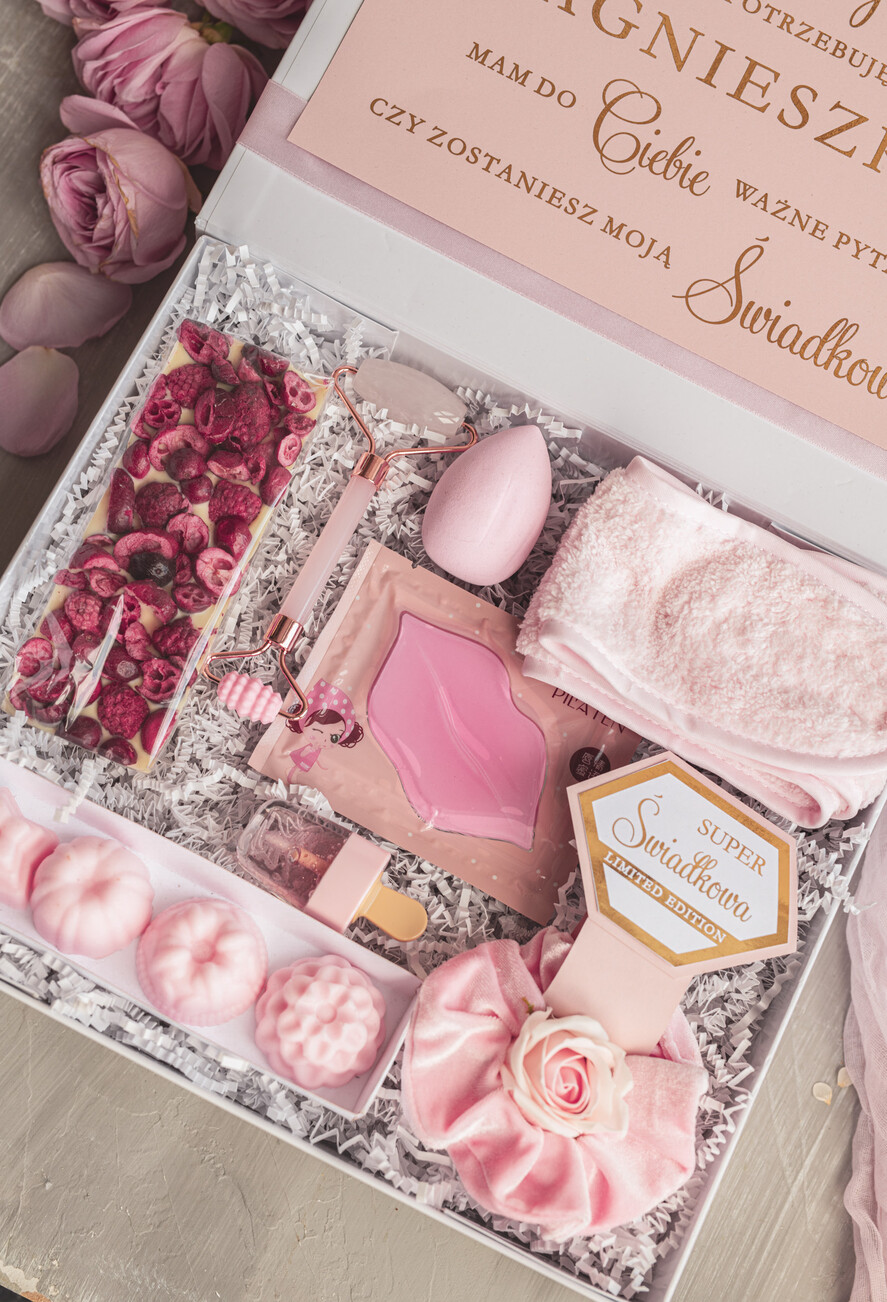Prezenty dla świadków boxy prezentowe dla Świadkowej, prośba o świadkowanie  czy zostaniesz moją świadkową pomysł na prezent dla świadkowej, Box prezentowy dla świadkowej z kosmetykami i szlafrokiem, prezent dla druhny5