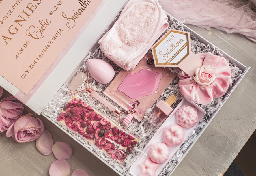 Prezenty dla świadków boxy prezentowe dla Świadkowej, prośba o świadkowanie  czy zostaniesz moją świadkową pomysł na prezent dla świadkowej, Box prezentowy dla świadkowej z kosmetykami i szlafrokiem, prezent dla druhny7