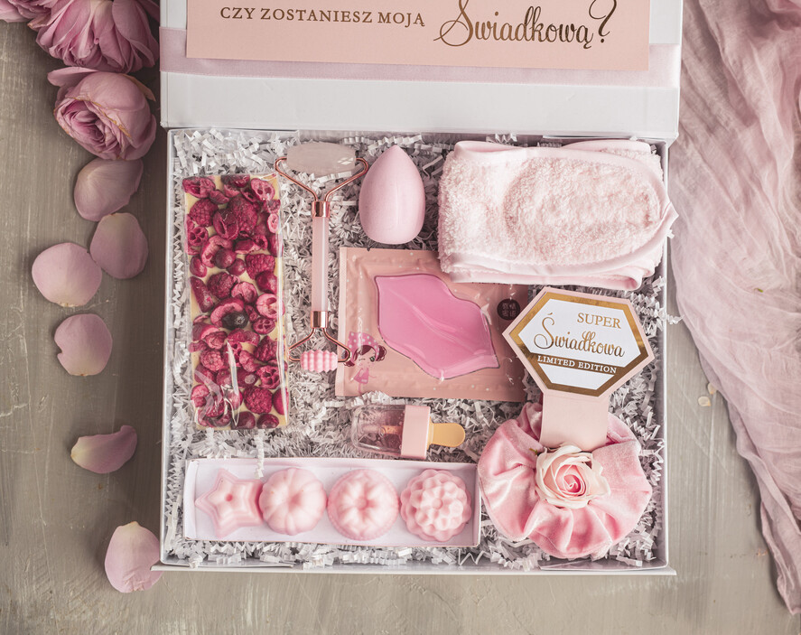 Prezenty dla świadków boxy prezentowe dla Świadkowej, prośba o świadkowanie  czy zostaniesz moją świadkową pomysł na prezent dla świadkowej, Box prezentowy dla świadkowej z kosmetykami i szlafrokiem, prezent dla druhny0