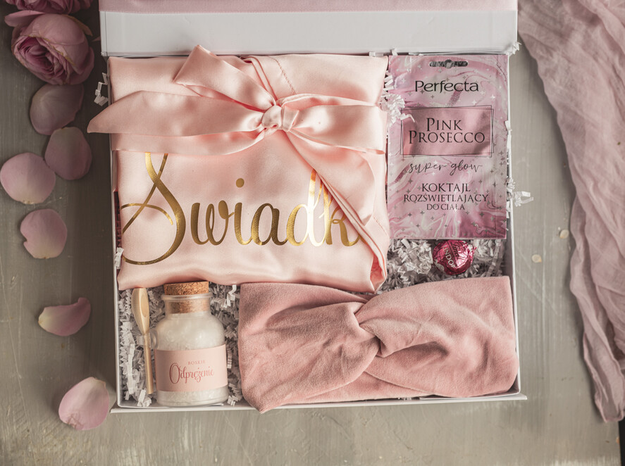Prezenty dla świadków boxy prezentowe dla Świadkowej, prośba o świadkowanie  czy zostaniesz moją świadkową pomysł na prezent dla świadkowej, Box prezentowy dla świadkowej z kosmetykami i szlafrokiem, prezent dla druhny3