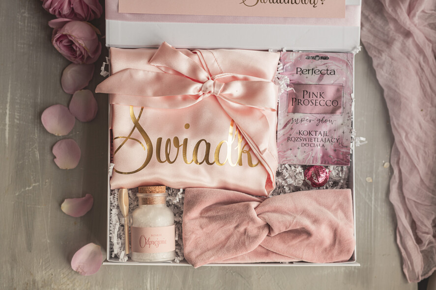 Prezenty dla świadków boxy prezentowe dla Świadkowej, prośba o świadkowanie  czy zostaniesz moją świadkową pomysł na prezent dla świadkowej, Box prezentowy dla świadkowej z kosmetykami i szlafrokiem, prezent dla druhny7