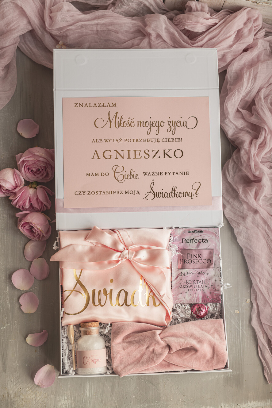 Prezenty dla świadków boxy prezentowe dla Świadkowej, prośba o świadkowanie  czy zostaniesz moją świadkową pomysł na prezent dla świadkowej, Box prezentowy dla świadkowej z kosmetykami i szlafrokiem, prezent dla druhny1