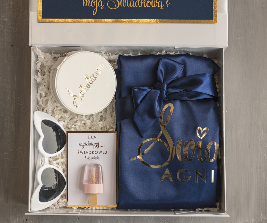 Prezenty dla świadków boxy prezentowe dla Świadkowej, prośba o świadkowanie  prezent dla druhny, pomysł na prezent dla świadkowej, Box prezentowy dla świadkowej z granatowym szlafrokiem, zestaw prezentowy dla druhny2