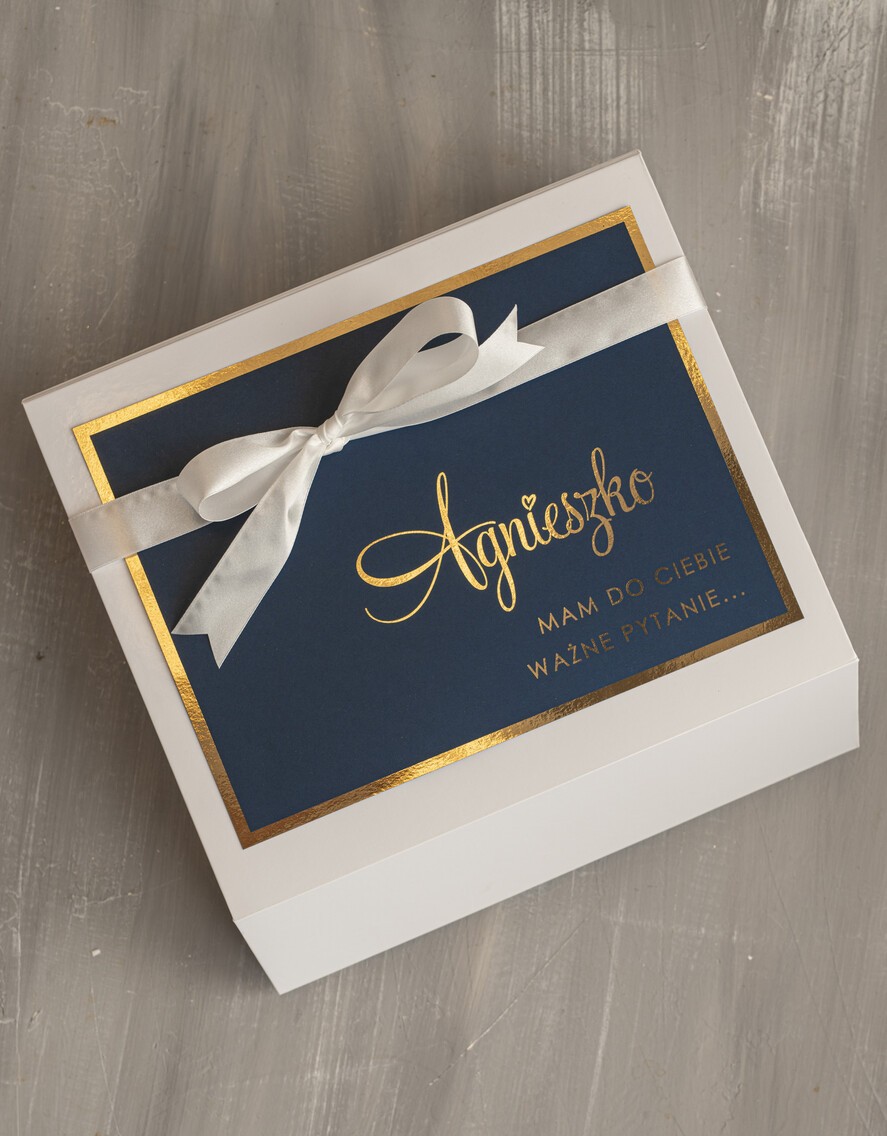 Prezenty dla świadków boxy prezentowe dla Świadkowej, prośba o świadkowanie  prezent dla druhny, pomysł na prezent dla świadkowej, Box prezentowy dla świadkowej z granatowym szlafrokiem, zestaw prezentowy dla druhny14