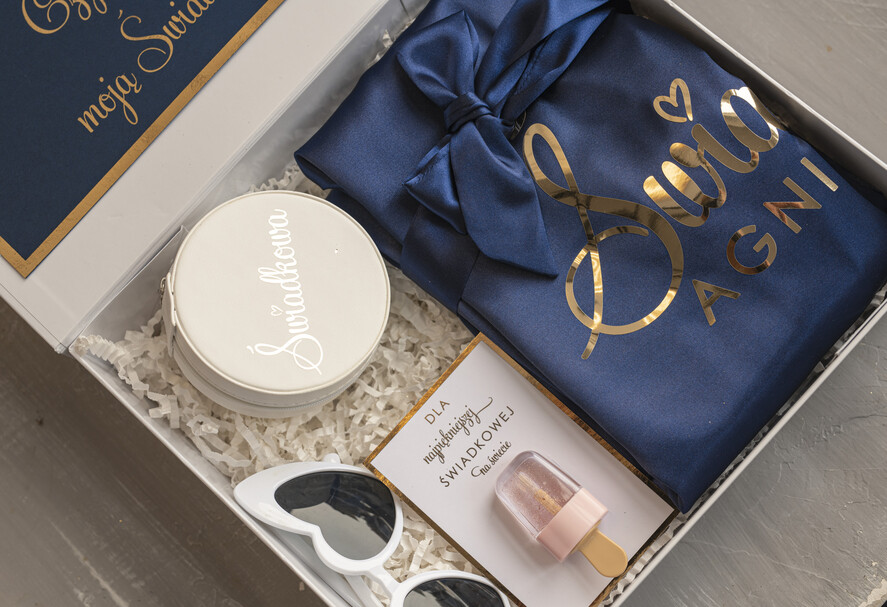 Prezenty dla świadków boxy prezentowe dla Świadkowej, prośba o świadkowanie  prezent dla druhny, pomysł na prezent dla świadkowej, Box prezentowy dla świadkowej z granatowym szlafrokiem, zestaw prezentowy dla druhny9