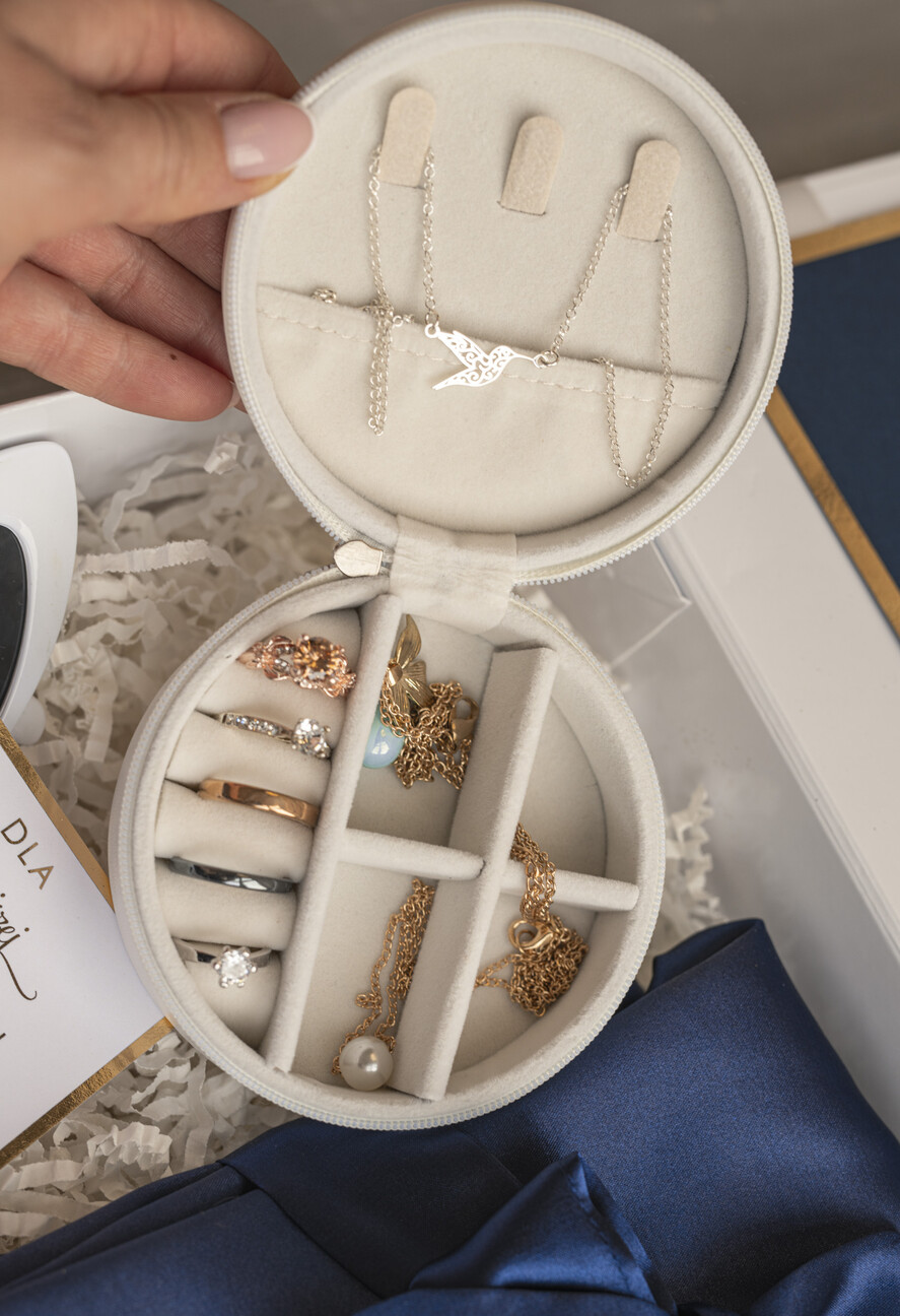 Prezenty dla świadków boxy prezentowe dla Świadkowej, prośba o świadkowanie  prezent dla druhny, pomysł na prezent dla świadkowej, Box prezentowy dla świadkowej z granatowym szlafrokiem, zestaw prezentowy dla druhny10