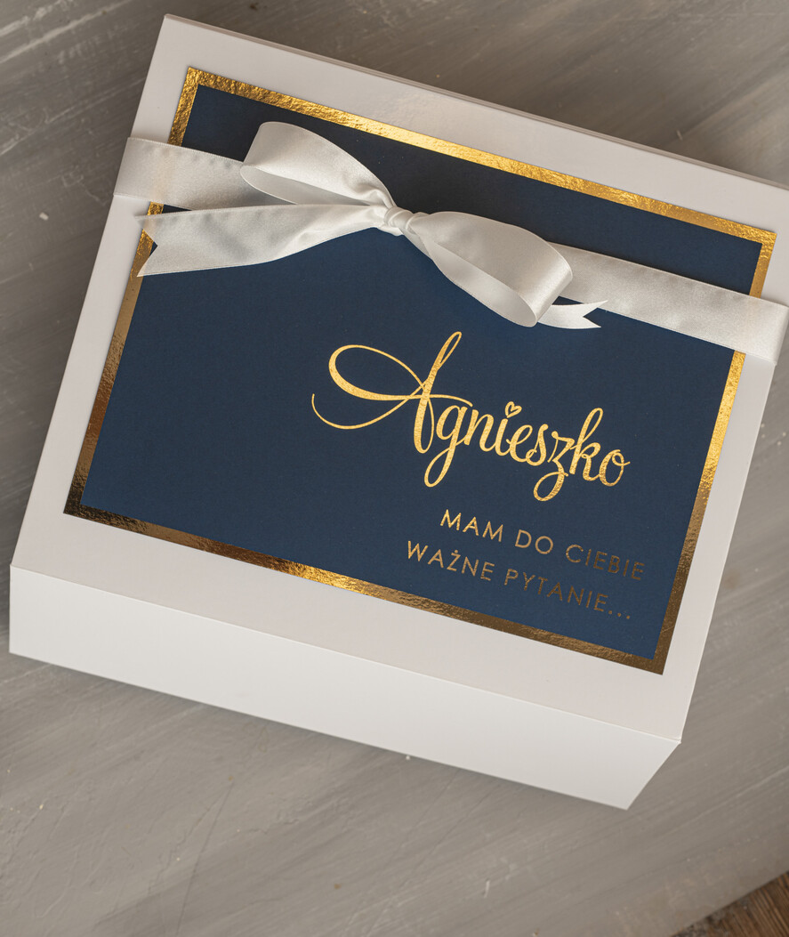 Prezenty dla świadków boxy prezentowy dla Świadkowej, prośba o świadkowanie  prezent dla druhny, pomysł na prezent dla świadkowej, Box prezentowy dla świadkowej z granatowym szlafrokiem, zestaw prezentowy dla druhny3