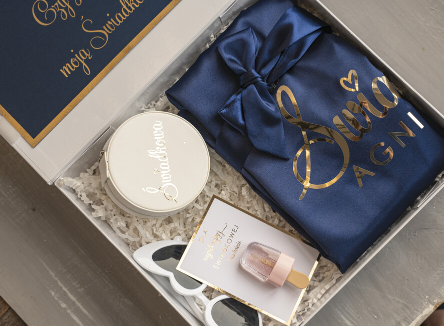 Prezenty dla świadków boxy prezentowy dla Świadkowej, prośba o świadkowanie  prezent dla druhny, pomysł na prezent dla świadkowej, Box prezentowy dla świadkowej z granatowym szlafrokiem, zestaw prezentowy dla druhny4