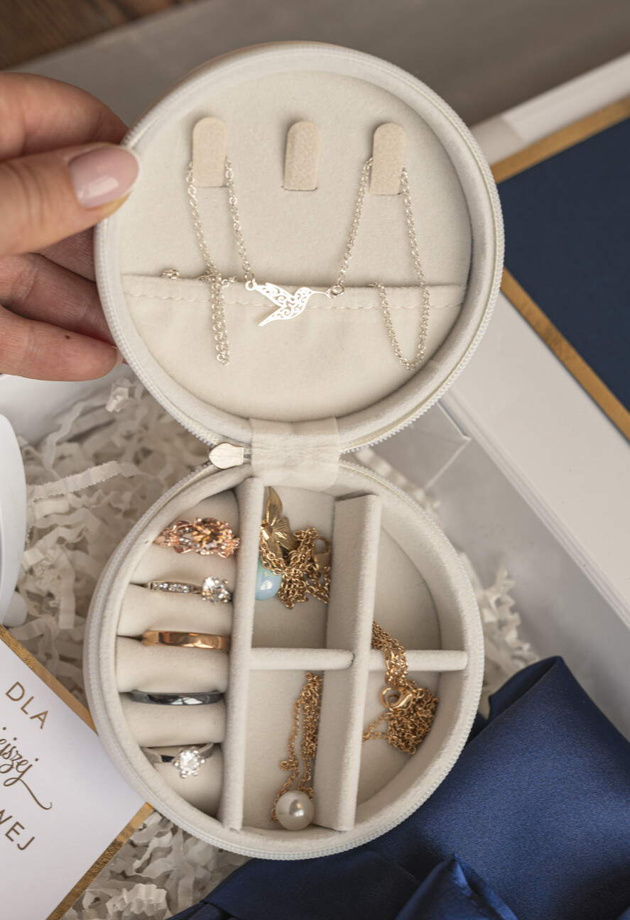 Prezenty dla świadków boxy prezentowy dla Świadkowej, prośba o świadkowanie  prezent dla druhny, pomysł na prezent dla świadkowej, Box prezentowy dla świadkowej z granatowym szlafrokiem, zestaw prezentowy dla druhny6