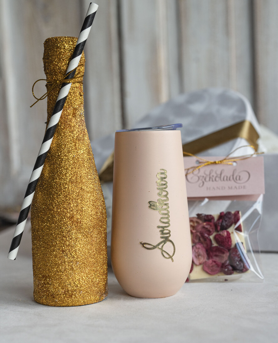 Prezenty dla świadków boxy prezentowe dla Świadkowej, prośba o świadkowanie  prośba o świadkowanie pomysł na prezent dla świadkowej brokatowy szampan, box prezentowy dla świadkowej kubek szampanówka, prezenty dla świadków3