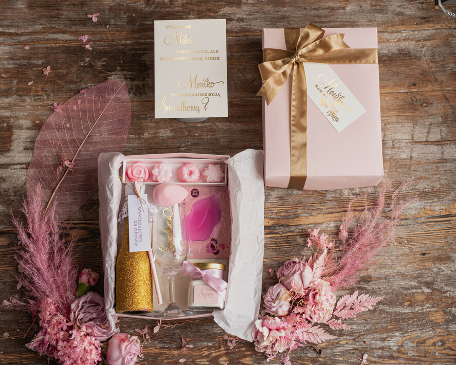 Prezenty dla świadków boxy prezentowe dla Świadkowej, prośba o świadkowanie   Zestaw Kosmetyków Czy zostaniesz moją Świadkową?- Szampanek Złoty Brokatowy I Szampanówka Grawerowana Prośba o Świadkowanie 0