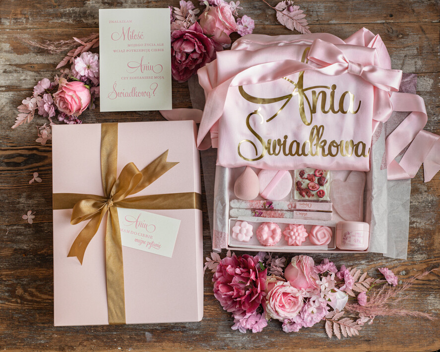 Prezenty dla świadków boxy prezentowe dla Świadkowej, prośba o świadkowanie  Satynowy Szlafrok ze Złotym Napisem Prezent dla Świadkowej kamien gua sha - Prośba o świadkowanie2