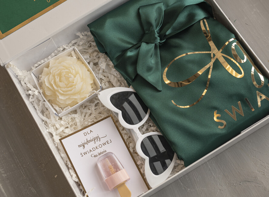 Prezenty dla świadków boxy prezentowe dla Świadkowej, prośba o świadkowanie  prezent dla świadkowej, pomysł na prezent dla świadkowej, Box prezentowy dla świadkowej z zielonym szlafrokiem, zestaw prezentowy dla druhny2