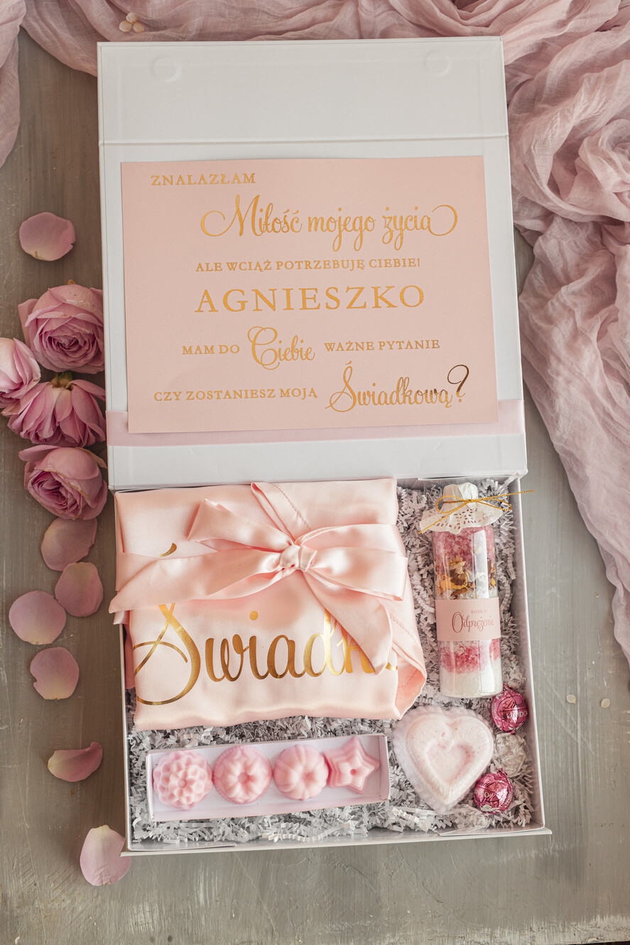 Prezenty dla świadków boxy prezentowy dla Świadkowej, prośba o świadkowanie  prośba o świadkowanie, box dla świadkowej ze szlafrokiem, białe pudełko z kosmetykami dla świadkowej, niezbędnik dla Świadkowej, box prezentowy dla świadkowej1