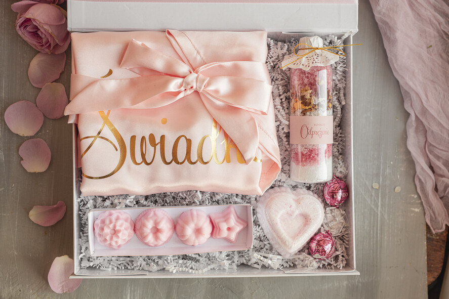 Prezenty dla świadków boxy prezentowy dla Świadkowej, prośba o świadkowanie  prośba o świadkowanie, box dla świadkowej ze szlafrokiem, białe pudełko z kosmetykami dla świadkowej, niezbędnik dla Świadkowej, box prezentowy dla świadkowej2