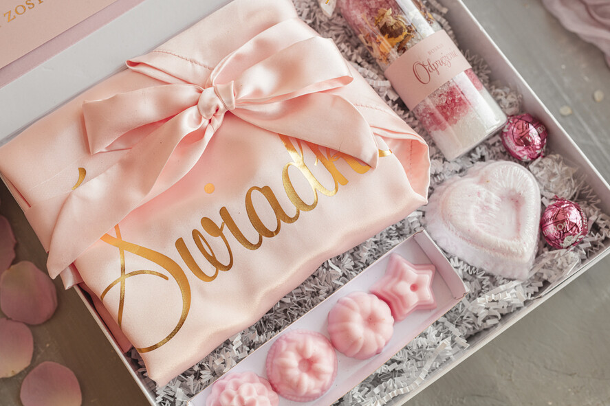 Prezenty dla świadków boxy prezentowy dla Świadkowej, prośba o świadkowanie  prośba o świadkowanie, box dla świadkowej ze szlafrokiem, białe pudełko z kosmetykami dla świadkowej, niezbędnik dla Świadkowej, box prezentowy dla świadkowej6