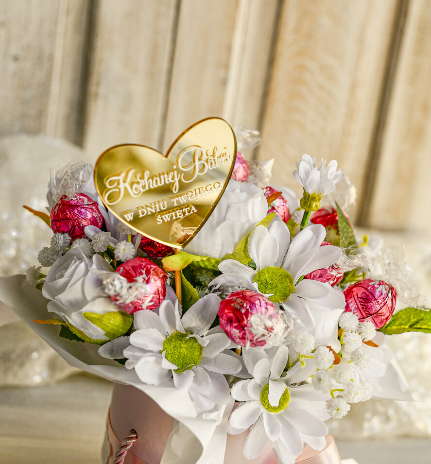 Prezenty dla Babci i Dziadka Prezenty dla Babci Piekny flowerbox ze sztucznymi kwiatami i słodyczami to wyjątkowy prezent dla babci. Piękna kompozycja w ozdobnym pudełku – gotowy upominek na każdą okazję. Prezent dla Babci 1