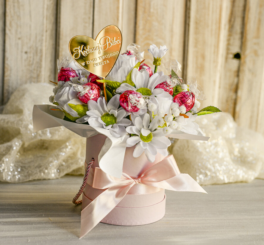 Prezenty dla Babci i Dziadka Prezenty dla Babci Piekny flowerbox ze sztucznymi kwiatami i słodyczami to wyjątkowy prezent dla babci. Piękna kompozycja w ozdobnym pudełku – gotowy upominek na każdą okazję. Prezent dla Babci 3