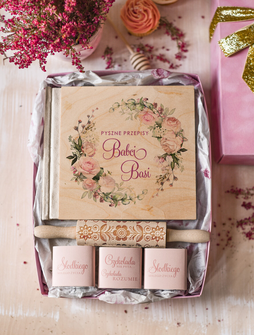 Prezenty dla Babci i Dziadka Prezenty dla Babci Prezent Dla Babci Zestaw w Welurowym pudełku Przepisnik Kuchenny grawerowany walek i czekoladki2