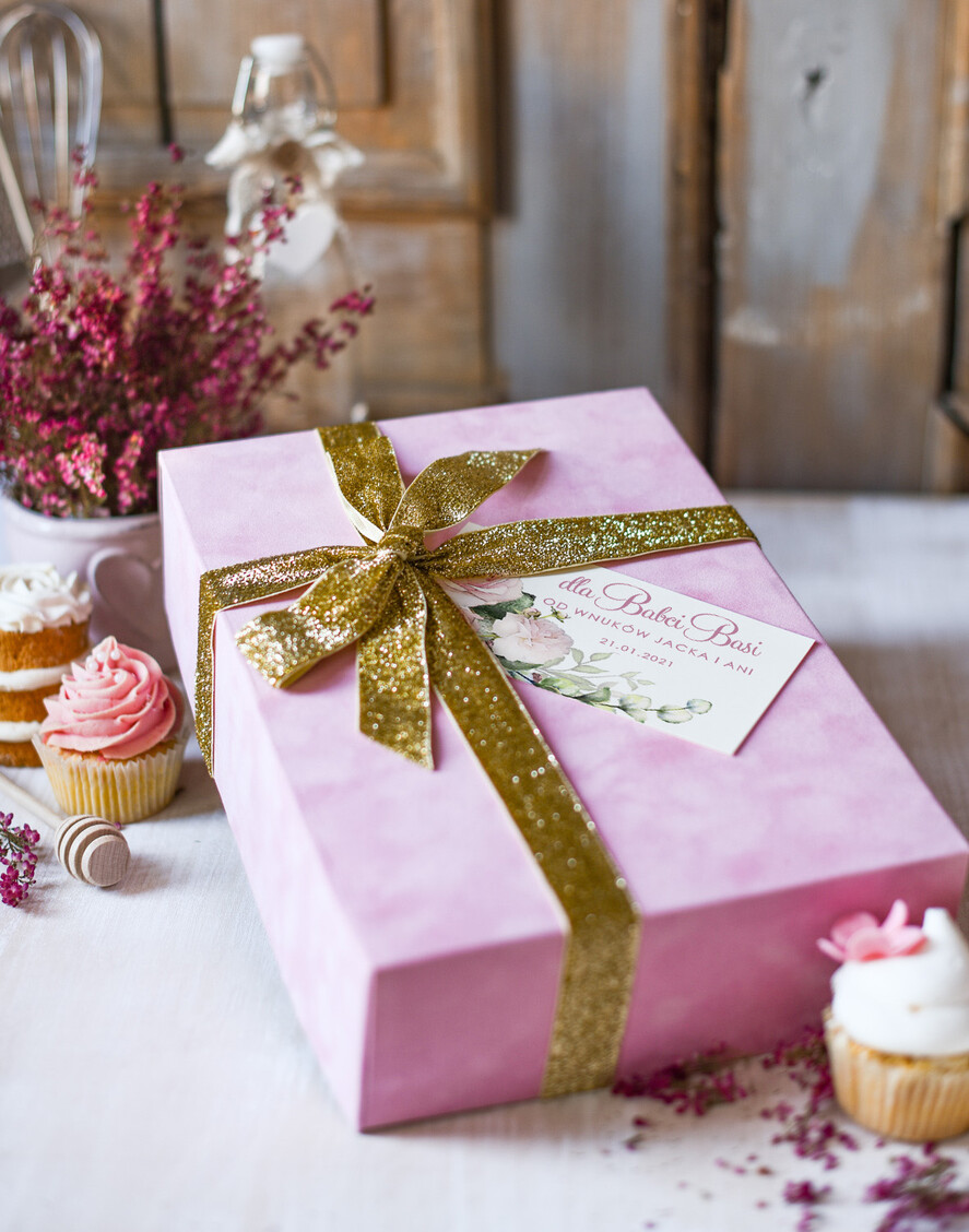 Prezenty dla Babci i Dziadka Prezenty dla Babci Prezent Dla Babci Zestaw w Welurowym pudełku Przepisnik Kuchenny grawerowany walek i czekoladki6