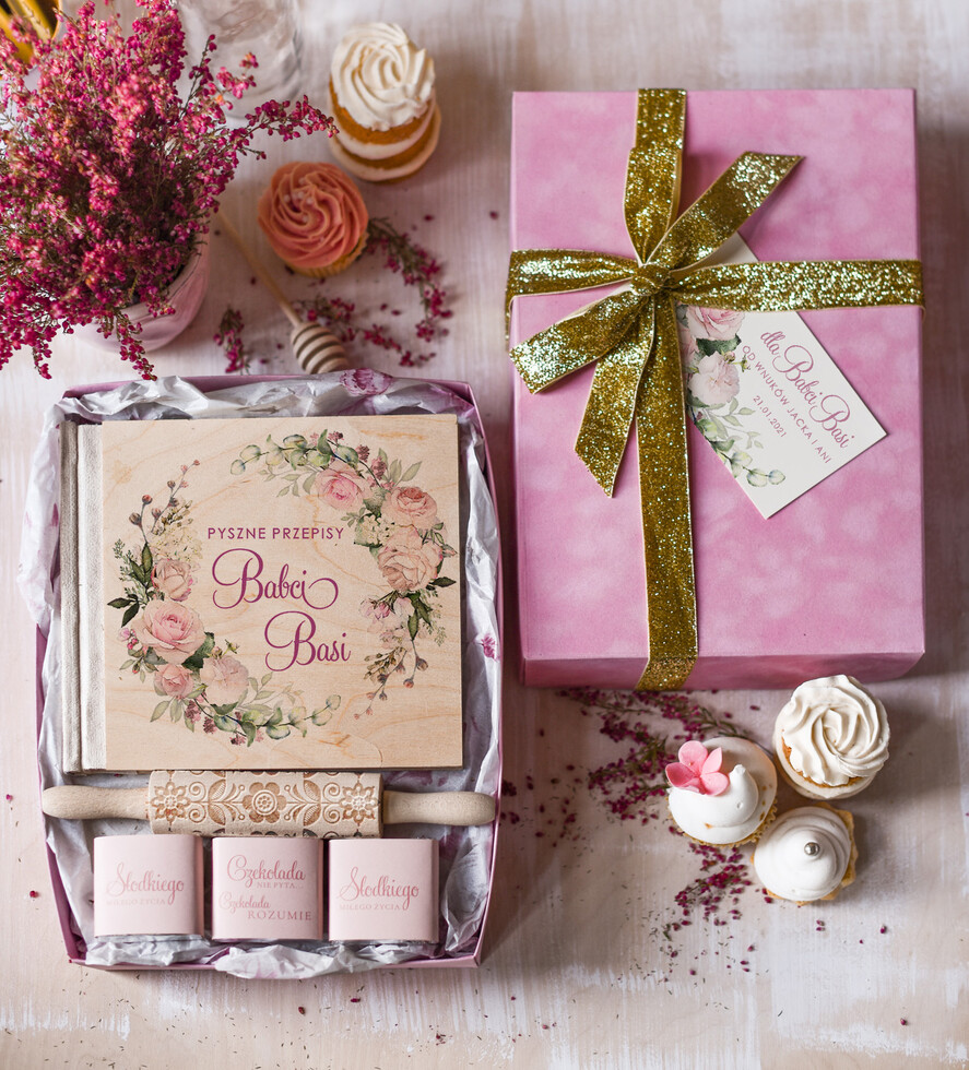 Prezenty dla Babci i Dziadka Prezenty dla Babci Prezent Dla Babci Zestaw w Welurowym pudełku Przepisnik Kuchenny grawerowany walek i czekoladki0