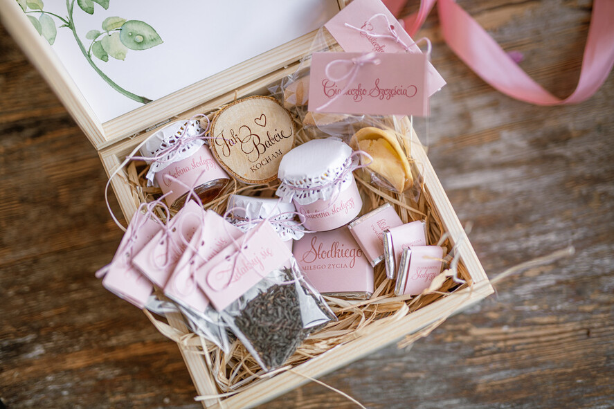 Prezenty dla Babci i Dziadka Prezenty dla Babci Piękny Prezent na Dzień Babci Łakocie w drewnianej skrzyneczce z dedykcją  1