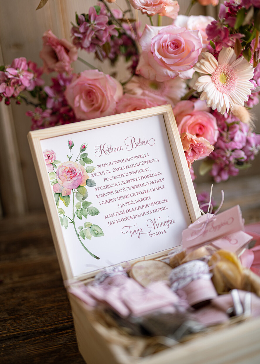 Prezenty dla Babci i Dziadka Prezenty dla Babci Piękny Prezent na Dzień Babci Łakocie w drewnianej skrzyneczce z dedykcją  2