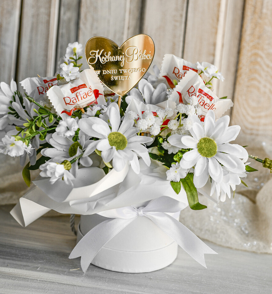 Prezenty dla Babci i Dziadka Prezenty dla Babci Elegancki flowerbox ze sztucznymi kwiatami i słodyczami to wyjątkowy prezent dla babci. Piękna kompozycja w ozdobnym pudełku – gotowy prezent na dzień Babci1