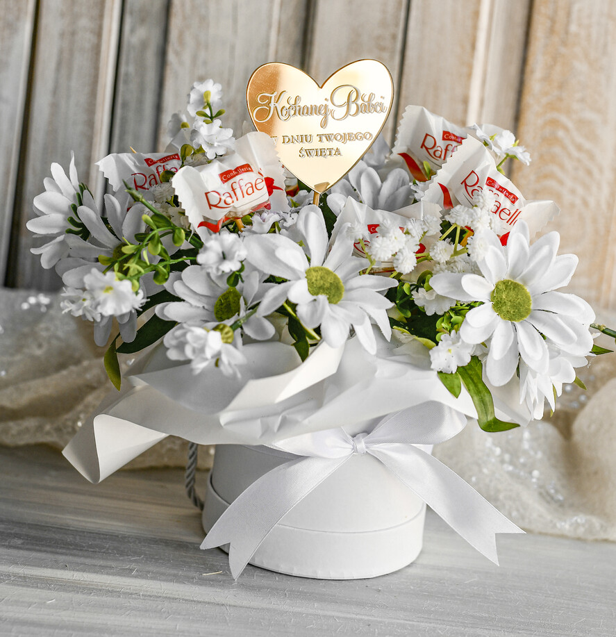 Prezenty dla Babci i Dziadka Prezenty dla Babci Elegancki flowerbox ze sztucznymi kwiatami i słodyczami to wyjątkowy prezent dla babci. Piękna kompozycja w ozdobnym pudełku – gotowy prezent na dzień Babci2