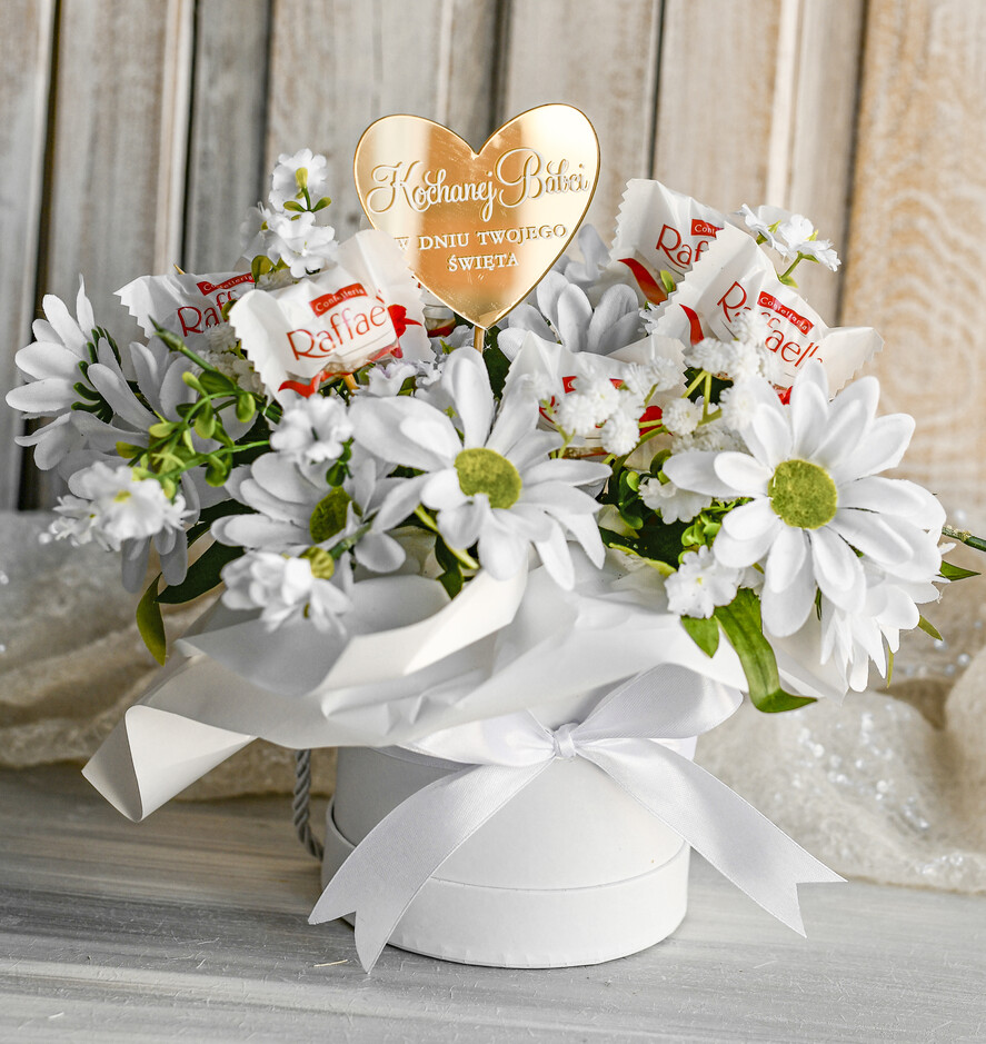 Prezenty dla Babci i Dziadka Prezenty dla Babci Elegancki flowerbox ze sztucznymi kwiatami i słodyczami to wyjątkowy prezent dla babci. Piękna kompozycja w ozdobnym pudełku – gotowy prezent na dzień Babci3