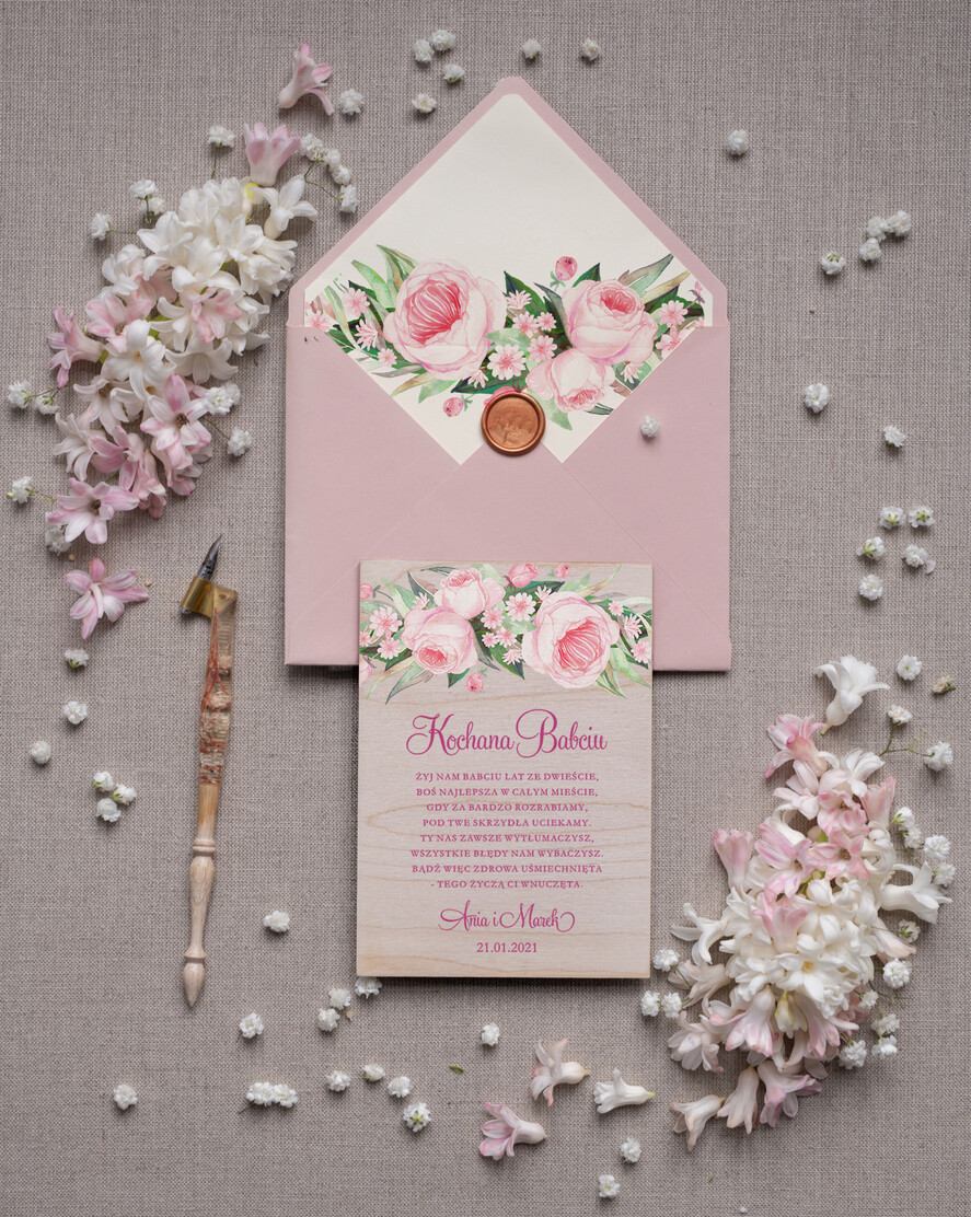 Prezenty dla Babci i Dziadka Prezenty dla Babci Drewniana Kartka z życzeniami na Dzień Babci Różowa Kartka Dla Babci z Twoim imieniem0