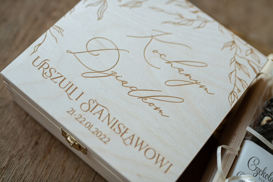 Prezenty dla Babci i Dziadka Zestawy Pezentowe Dla Dziadków   Pomysł na Prezent dla Babci i Dziadka Zestaw prezentowy dla Dziadków szkatułka grawerowana z miodzikami, prezent na dzień babci i dziadka5