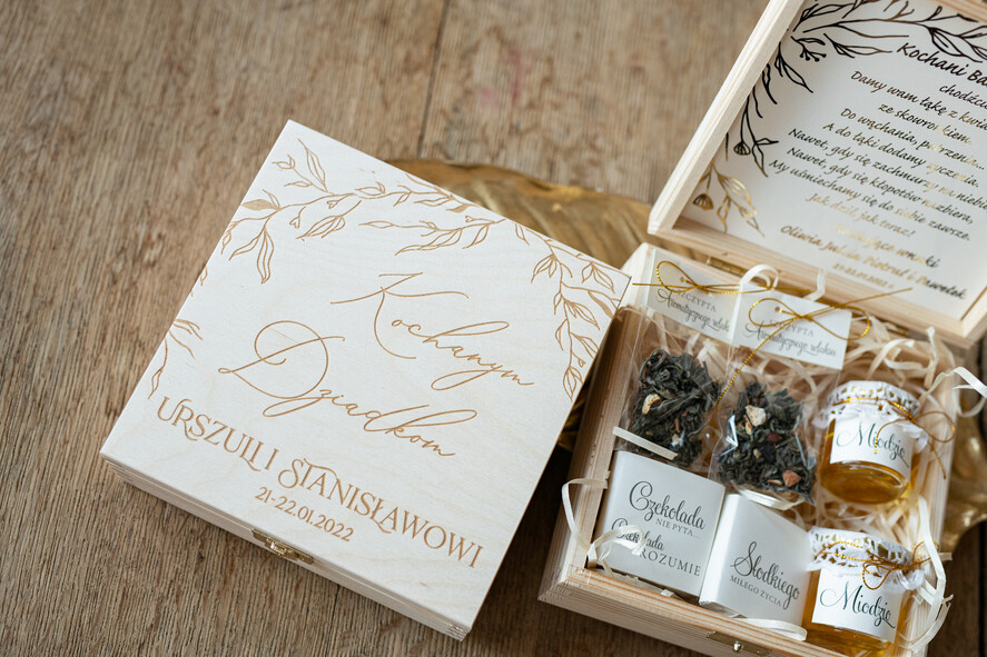 Prezenty dla Babci i Dziadka Zestawy Pezentowe Dla Dziadków   Pomysł na Prezent dla Babci i Dziadka Zestaw prezentowy dla Dziadków szkatułka grawerowana z miodzikami, prezent na dzień babci i dziadka0