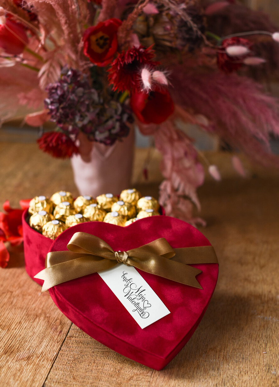 Walentynki prezent na walentynki dla Niej   pomysł na prezent dla narzeczonej na walentynki serce pełne czekoladek czekoladki na walentynki 7