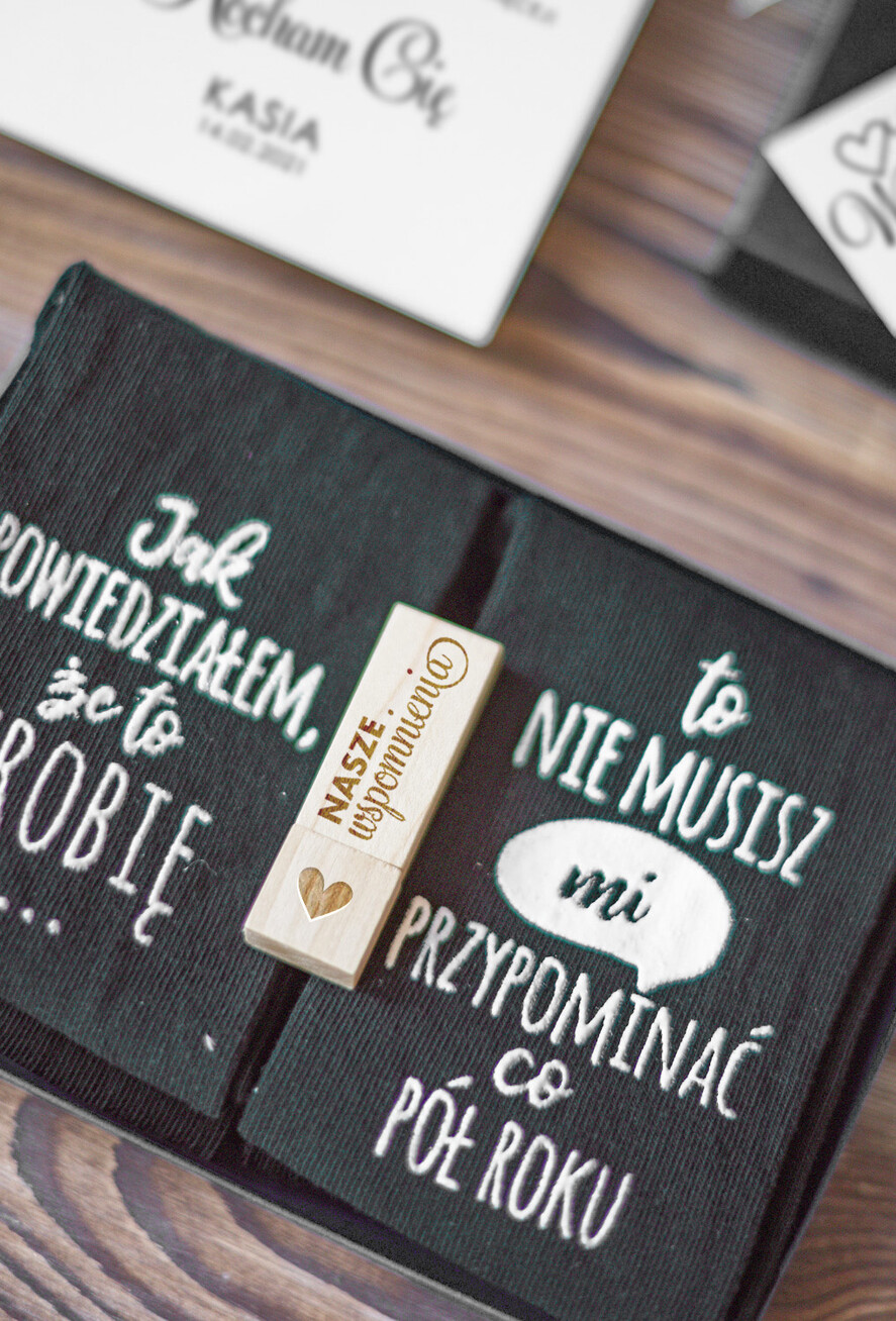 Walentynki prezent na Walentynki dla Niego  prezent na walentynki dla chłopaka śmieszne skarpetki i praktyczny pendrive z grawerem 1