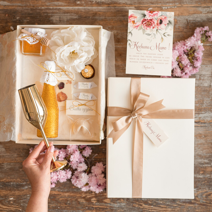 Prezenty dla Mamy zestawy w welurowych i ozdobnych pudełkach  Uroczy Pomysł na prezent z okazji dnia mamy, Złoty kieliszek i brokatowa butelka Zestaw Prezentowy dla Mamy z zyczeniami2