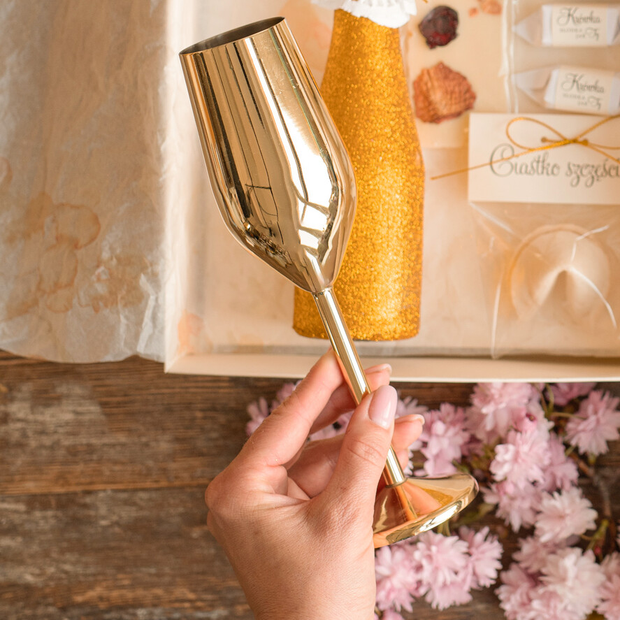 Prezenty dla Mamy zestawy w welurowych i ozdobnych pudełkach  Uroczy Pomysł na prezent z okazji dnia mamy, Złoty kieliszek i brokatowa butelka Zestaw Prezentowy dla Mamy z zyczeniami4