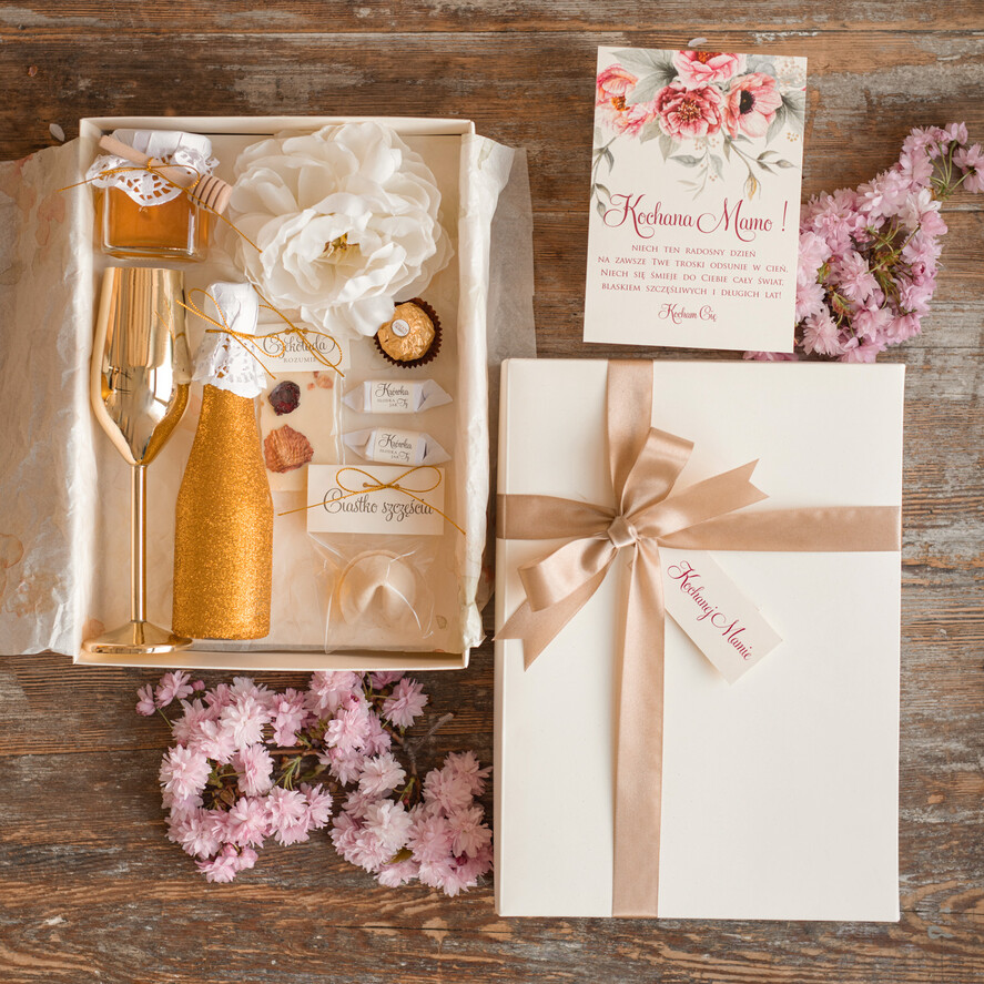 Prezenty dla Mamy zestawy w welurowych i ozdobnych pudełkach  Uroczy Pomysł na prezent z okazji dnia mamy, Złoty kieliszek i brokatowa butelka Zestaw Prezentowy dla Mamy z zyczeniami0