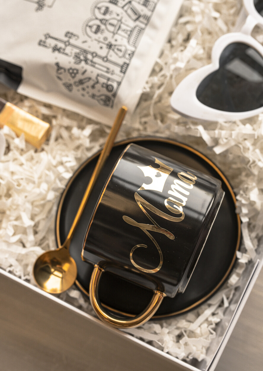 Prezenty dla Mamy zestawy w welurowych i ozdobnych pudełkach  fajne prezenty dla mamy, pudełko z filiżanką i kawą gotowy do wręczenia prezent dla mamy, czarna filiżanka ze spodkiem, pomysł na prezent dla mamy2