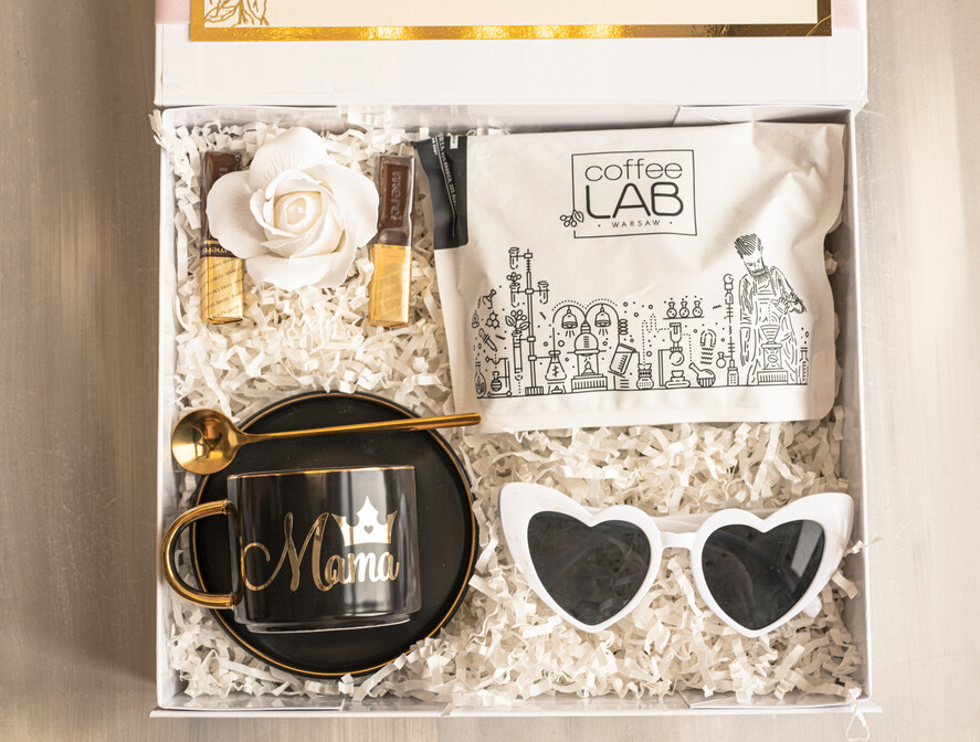 Prezenty dla Mamy zestawy w welurowych i ozdobnych pudełkach  fajne prezenty dla mamy, pudełko z filiżanką i kawą gotowy do wręczenia prezent dla mamy, czarna filiżanka ze spodkiem, pomysł na prezent dla mamy4