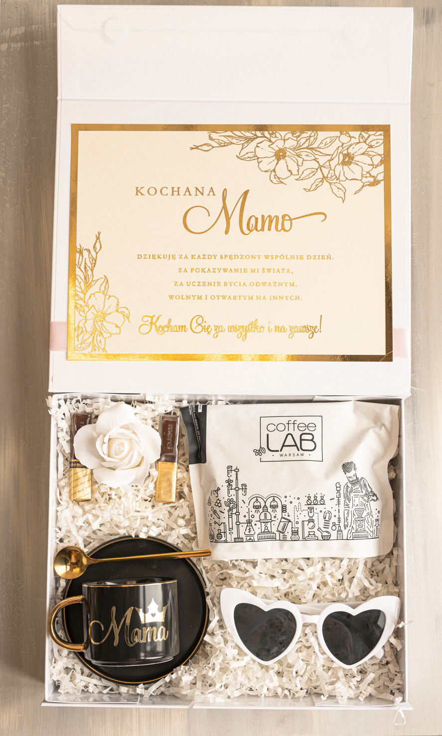 Prezenty dla Mamy zestawy w welurowych i ozdobnych pudełkach  fajne prezenty dla mamy, pudełko z filiżanką i kawą gotowy do wręczenia prezent dla mamy, czarna filiżanka ze spodkiem, pomysł na prezent dla mamy0